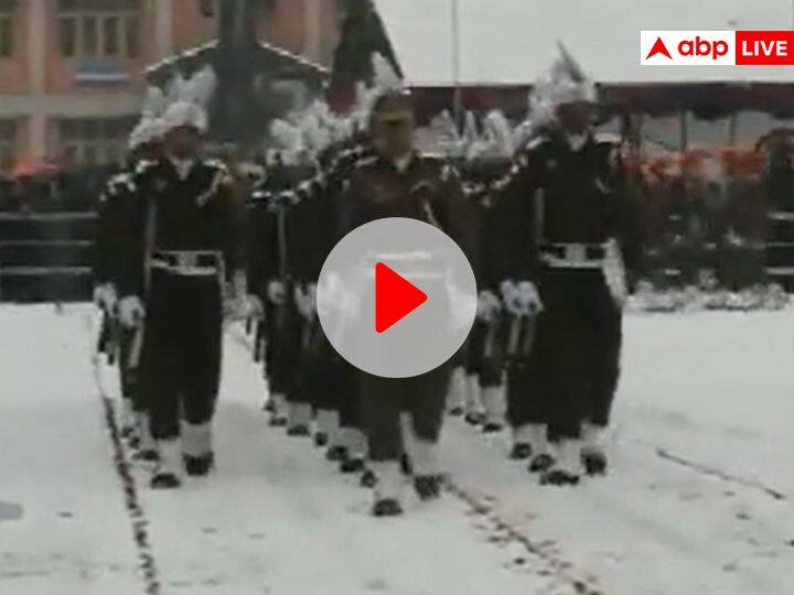 Republic Day 2023  amid snowfall parade ground painted white in Kashmir valley Republic Day 2023: जम्मू-कश्मीर के अनंतनाग में बर्फबारी के बीच सुरक्षाबलों ने किया परेड, वीडियो वायरल