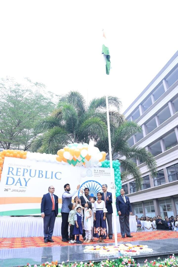 डॉ. डी. वाय. पाटील समूहाचे अध्यक्ष डॉ. संजय डी. पाटील यांच्या प्रमुख उपस्थितीत डी. वाय. पाटील उद्योग समूहातील संलग्न आस्थापनांमध्ये ध्वजवंदन करण्यात आले.
