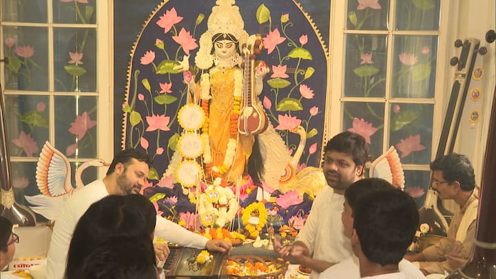সঙ্গীতশিল্পী সৌরেন্দ্র-সৌম্যজিৎ আজ তাঁদের ছাত্রছাত্রীদের নিয়ে বাগদেবীর আরাধনায় ব্যস্ত। গানে গানেই অঞ্জলি দিলেন তাঁরা।