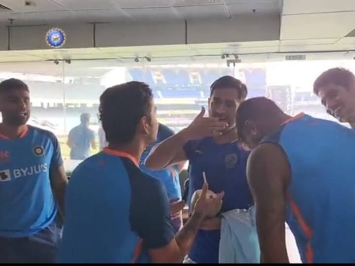 Mahendra Singh Dhoni visiting at training team india in Ranchi IND vs NZ T20 Series Team India की ट्रेनिंग के दौरान रांची के स्टेडियम में पहुंचे महेंद्र सिंह धोनी, VIDEO में देखें कैसे दिया सरप्राइज