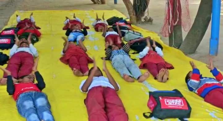 स्कूल को कई पुरस्कार भी मिल चुके हैं. इसके अलावा, यहां बच्चों को व्यायाम भी सिखाया और कराया जाता है. ये बच्चें 1 मिनट में दो भाषाओं के 250 शब्दों तक का अनुवाद कर देते हैं. इसके अलावा, ये बच्चे कुल 5 भाषाओं में लिख सकते हैं
