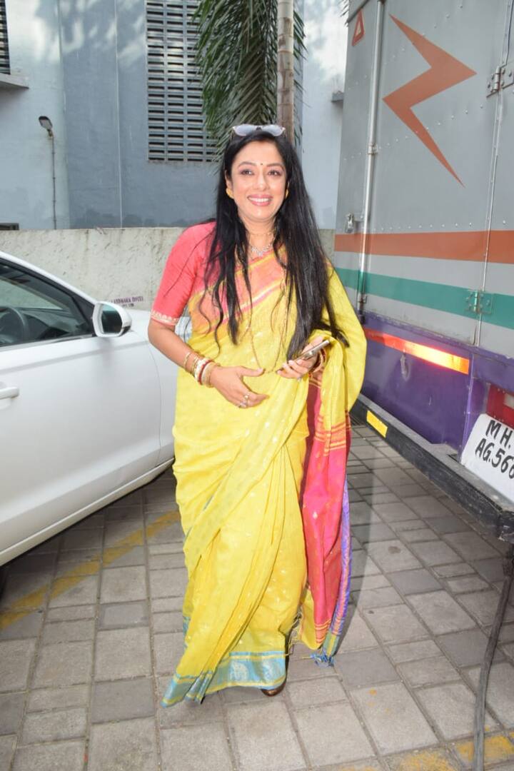 इसके साथ ही इन दिनों टीवी इंडस्ट्री पर राज कर रही ‘अनुपमा’ यानि रूपाली गांगुली भी अनुराग बसु के घर पूजा के लिए पहुंची.