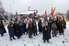 Republic Day 2023: कश्मीर घाटी में ऐसे मनाया गया गणतंत्र दिवस, 100 मीटर लंबाई वाले तिरंगे के साथ निकला जुलूस