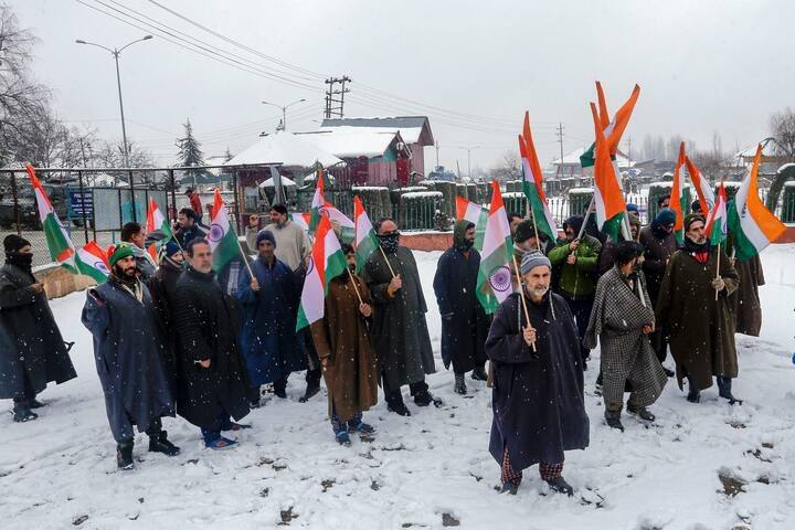 गणतंत्र दिवस के मौके पर कश्मीर के अलग-अलग जिला मुख्यालयों पर कड़ी सुरक्षा के बीच तिरंगा फहराया गया. इस दौरान श्रीनगर-गुलमर्ग रोड पर सेना के जवान ने तिरंगा रैली में भाग लिया. (फोटो क्रेडिट- पीटीआई)