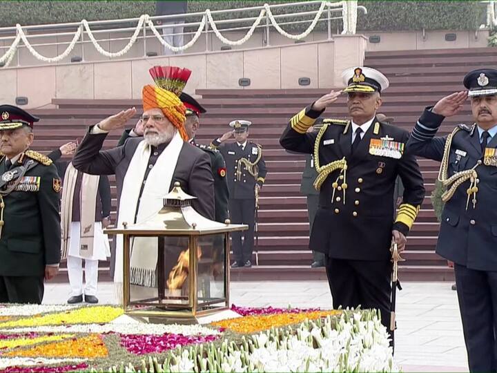 Prime Minister Narendra Modi along with Chief of Defence Staff General Anil Chauhan, Chief of Air Staff Air Chief Marshal VR Chaudhari and Vice Chief of Indian Navy Vice Admiral SN Ghormade pays tribute at the National War Memorial on Republic Day. (Twitter: BJP4India)