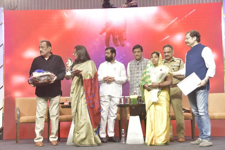 जळगाव जिल्ह्यातील चोपडा तालुक्यातील कोळंबा या गावातील लताबाई दिलीप कोळी यांच्या शौर्यांची अनोखी कहाणी आहे. लताबाई कोळी यांचे वय 55 वर्षे आहे. समोर बिबट्या आला म्हणून या वाघिणीनं थेट पूर आलेल्या तापी नदीत उडी टाकली आणि बिबट्याच्या तावडीतून सुटका केली. बिबट्याच्या तावडीतून सुटका झाली खरी पण महापुराचं संकटही तितकंच बिकट होतं. प्रवाहाला प्रचंड वेग होता. त्या प्रवाहासोबत खेचल्या जाऊ लागल्या. नशिबानं केळीचं एक खोड हाती लागलं. त्याच्या आधारानं एकटीचा तो भर पुरातला प्रवास सुरु झाला. रात्रीच्या मिट्ट काळोखात तापीच्या त्या महाभयंकर पुरात तब्बल तेरा तास त्या पोहत होत्या. या तेरा तासात त्यांनी जवळपास साठ किलोमिटर अंतर पार केलं होतं.