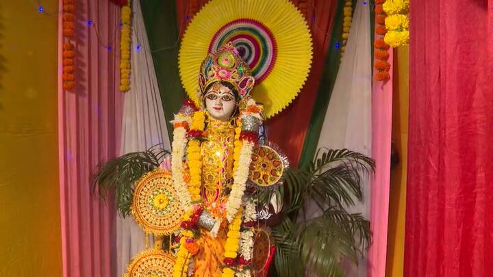 Saraswati Puja: বৃহস্পতিবার প্রজাতন্ত্র দিবস। সেই সঙ্গে মাঘ মাসের শুক্লা পঞ্চমী৷ পঞ্চমীতে বিদ্যার আরাধনা। পাড়ায়, স্কুলে, কলেজে পডুয়ারা ব্রতী সরস্বতী বন্দনায়।