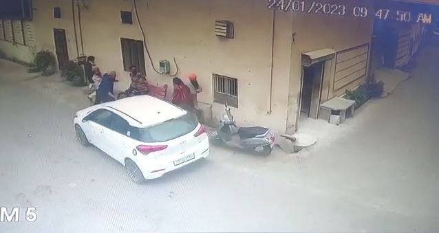 In Khanna of Ludhiana district, due to an old rivalry, a young man ran over three people car. Ludhiana News: ਖੰਨਾ ਤੋਂ ਦਿਲ ਦਹਿਲਾਉਣ ਵਾਲੀ ਖਬਰ! ਨੌਜਵਾਨ ਨੇ ਰੰਜਿਸ਼ ਤਹਿਤ ਤਿੰਨ ਜਣਿਆਂ 'ਤੇ ਚੜ੍ਹਾਈ ਗੱਡੀ