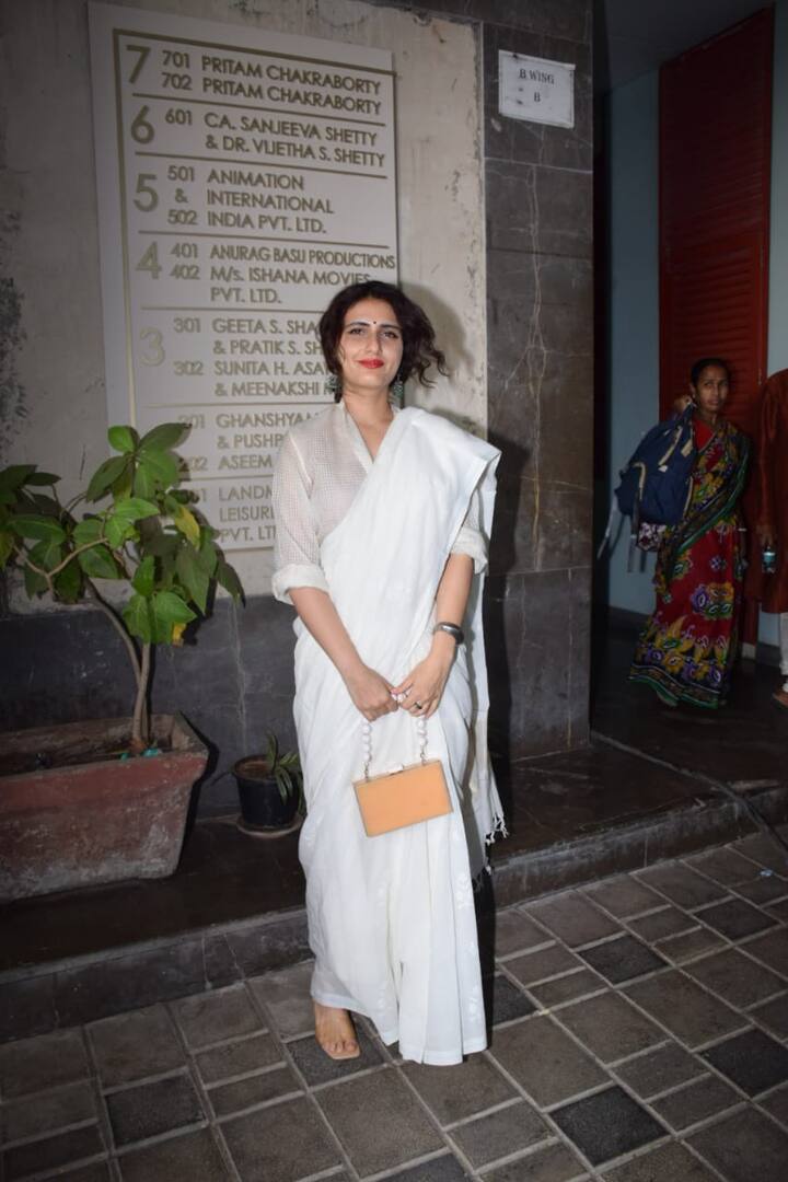 इसके अलावा खूबसूरत एक्ट्रेस फातिमा सना शेख भी अनुराग बसु की रखी गई इस पूजा में शामिल हुईं.