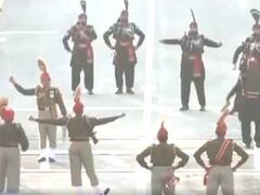 Beating Retreat Ceremony: अटारी बॉर्डर पर जवानों ने किया शक्ति और साहस का प्रर्दशन, देखें देशभक्ति से सराबोर तस्वीरें