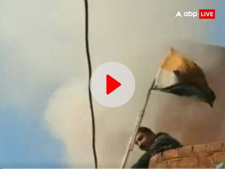 Watch fire bridge solider risked his life pulled out national flag in haryana video goes viral Video: फैक्ट्री में लगी आग लेकिन फायर ब्रिगेड के जवान ने तिरंगे पर नहीं लगने दी दाग, देखें वीडियो