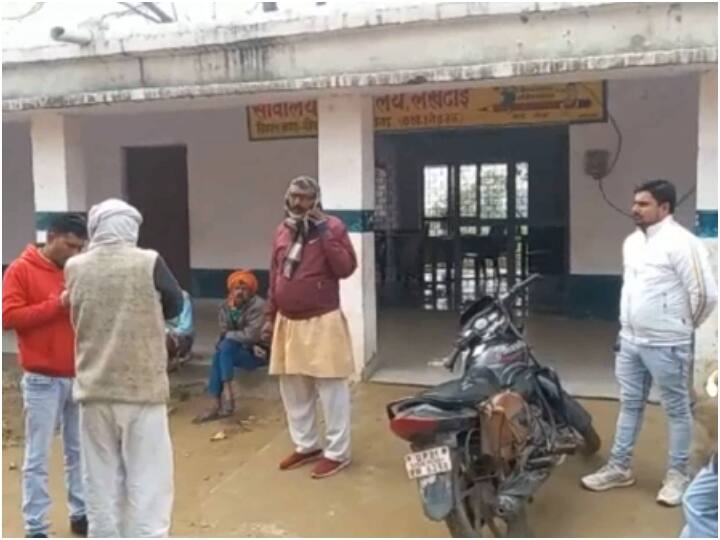 aligarh a muslim leader denied to offer flower to bharat mata image on 26th january ann Aligarh: मुस्लिम टीचर का भारत माता-सरस्वती की फोटो पर फूल चढ़ाने से इनकार, कार्रवाई की लटकी तलवार