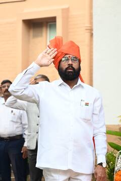 Republic Day 2023:  मुख्यमंत्री यांचं 'वर्षा' निवासस्थानी तर उपमुख्यमंत्र्यांचं नागपूरच्या कस्तुरचंद पार्क मैदानावर ध्वजारोहण, पाहा फोटो!