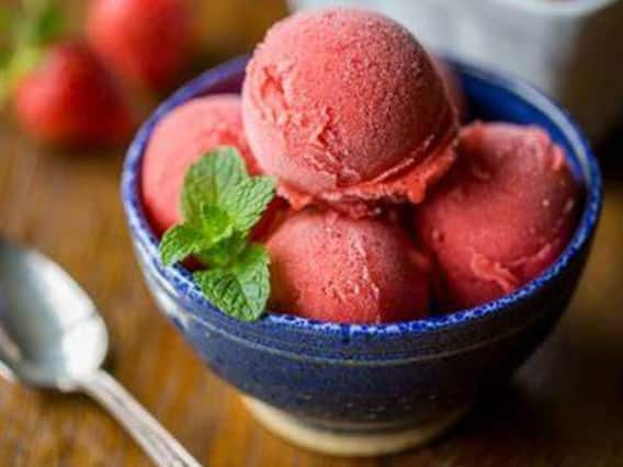 Drunken Strawberry Sorbet: घर पर बनाएं ड्रंकन स्ट्रॉबेरी सॉर्बेट, यह ड्रिंक किसी मिठाई से नहीं है कम