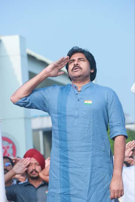 మంగళగిరిలో జరిగిన గణతంత్య్ర వేడుకల్లో జనసేన అధినేత పవన్ పాల్గొన్నారు.
