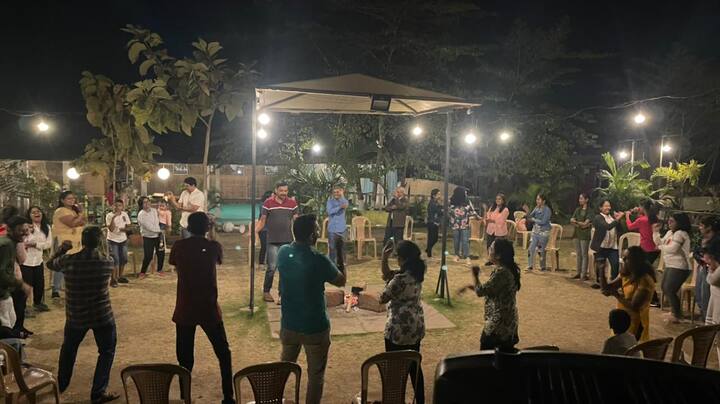 शिक्षणानंतर त्यांनी नोकरी केली. परंतु, नोकरीतून कुटुंब चालवण्यासाठी पुरेसे पैसे मिळत नसल्याचे लक्षात घेऊन त्यांनी वेगळ्या वाटेनं जाण्याचं ठरवलं.