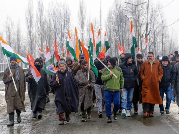 Happy Republic Day 2023: सुरक्षा व्यवस्था के बीच कश्मीर घाटी में शांति से गणतंत्र दिवस मनाया गया. इस बार सुरक्षा में ढील दी गई और कम जांच चौकियों की स्थापना की गई थी.