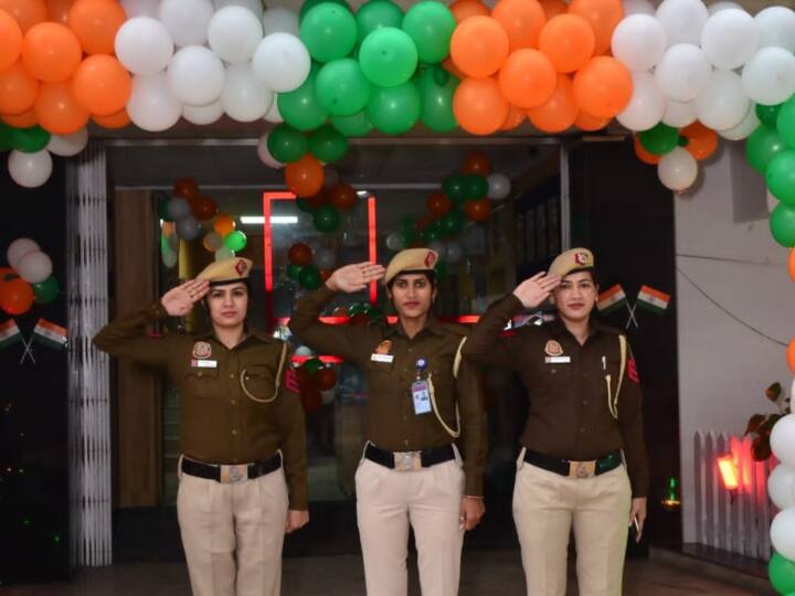 देश भर में आज 74वां गणतंत्र दिवस (Republic Day) मनाया गया. इस मौके पर दिल्ली (Delhi) पुलिस मुख्यालय, जिला मुख्यालय सहित तमाम थानों में तिरंगा फहरा कर पुलिसकर्मियों ने एक-दूसरे को इसकी शुभकामाएं दीं.