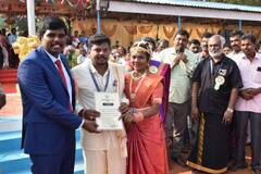 Republic Day : குடியரசு தினவிழாவில் மணக்கோலத்தில் சான்றிதழை பெற்ற அரசு ஊழியர்