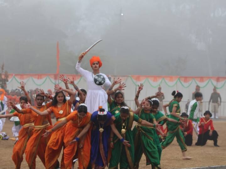Republic Day 2023 India 74th Republic Day celebrated in Madhya Pradesh Governor Mangu Bhai Patel hoisting flag ANN Republic Day 2023: बारिश के बीच मध्य प्रदेश में शान से लहराया तिरंगा, बच्चों का दिखा ऐसा हौसला