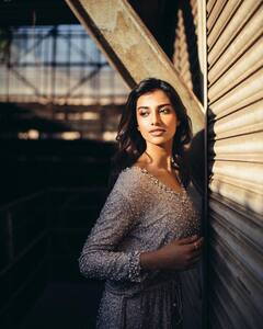 Meenakshi Chaudhary: ముత్యాల డ్రెస్ వేసి మెరిసిపోతున్న మీనాక్షి చౌదరి