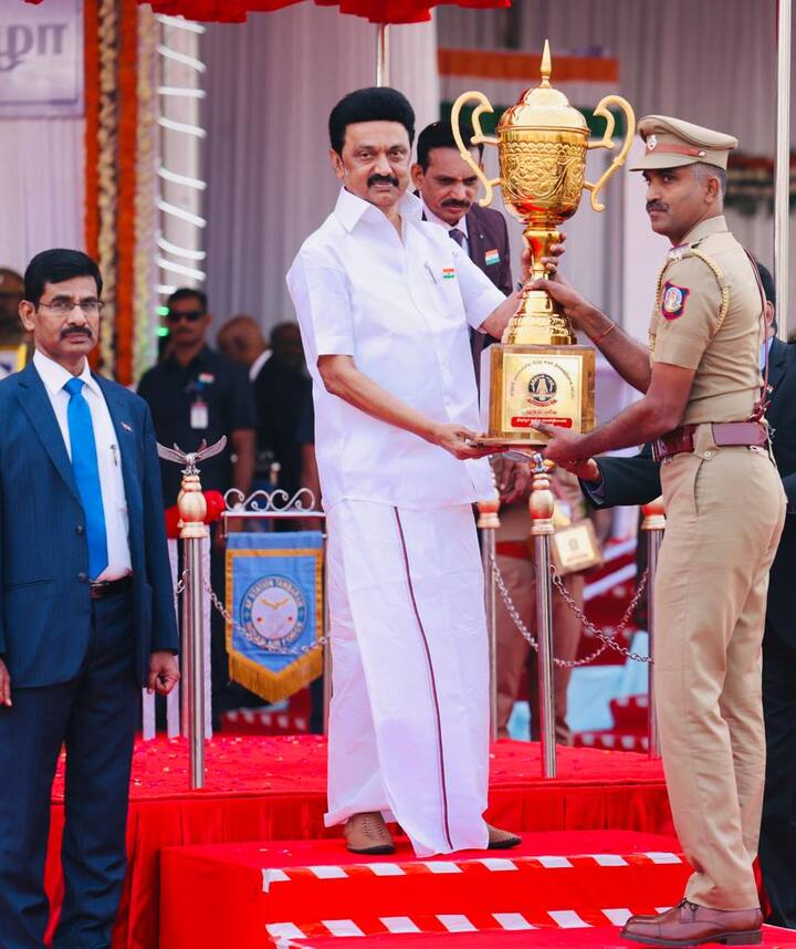 காவல் துறை அதிகாரி ஒருவருக்கு, முதலமைச்சர் ஸ்டாலின் பரிசு வழங்கி கெளரவித்த காட்சி