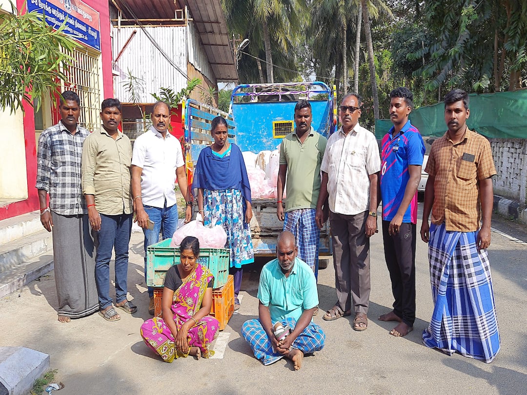 சீர்காழி அருகே வீட்டின் பின்புறம் புதைத்து வைத்திருந்த 1000 லிட்டர் சாராயம் - 2 பேர் கைது mayiladuthurai sirkali 1000 liters of liquor seized slashed house two arrested TNN சீர்காழி அருகே வீட்டின் பின்புறம் புதைத்து வைத்திருந்த 1000 லிட்டர் சாராயம் - 2 பேர் கைது