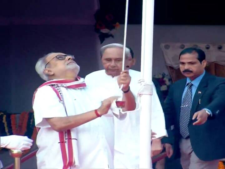 Odisha Governor Prof. Ganeshi Lal unfurls the national flag in Bhubaneswar. (Source: ANII)