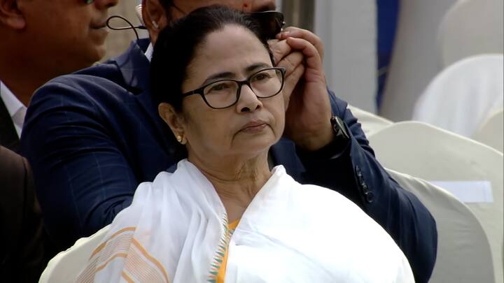 Mamata on  74th Republic Day: কলকাতায় পালিত হচ্ছে ৭৪তম প্রজাতন্ত্র দিবস। রেড রোডে পুলিশ মেমোরিয়ালে শ্রদ্ধাজ্ঞাপন মুখ্যমন্ত্রী মমতা বন্দ্যোপাধ্যায়ের।