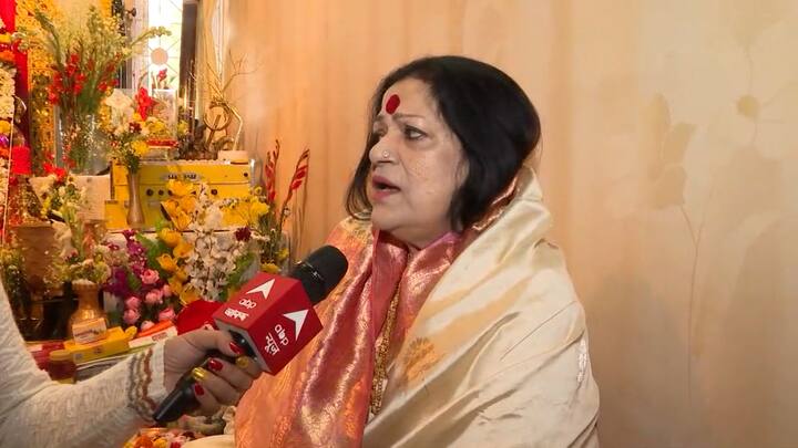 সুরে, ছন্দে বাগদেবীর আরাধনায় সামিল হৈমন্তী শুক্ল। ৪৫ বছর ধরে গল্ফগ্রিনের বাড়িতে পুজোর আয়োজন করছেন তিনি।