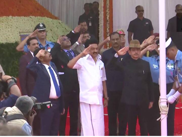 Republic Day 2023: Floral petals were showered by the Indian Air Force helicopters.