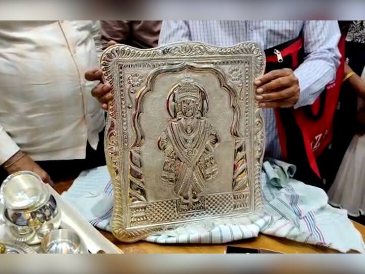 विशेष म्हणजे या भाविकाने आपले नाव गुप्त ठेवण्याची अट घातली असून या गुप्तदानासाठी कोणताही सत्कार स्वीकारण्यासही या दात्याने नम्रपणे नकार दिला आहे.