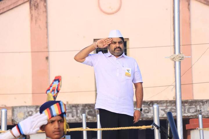 आमदार सतेज पाटील यांनी मौनी विद्यापीठात ध्वजारोहण केले.