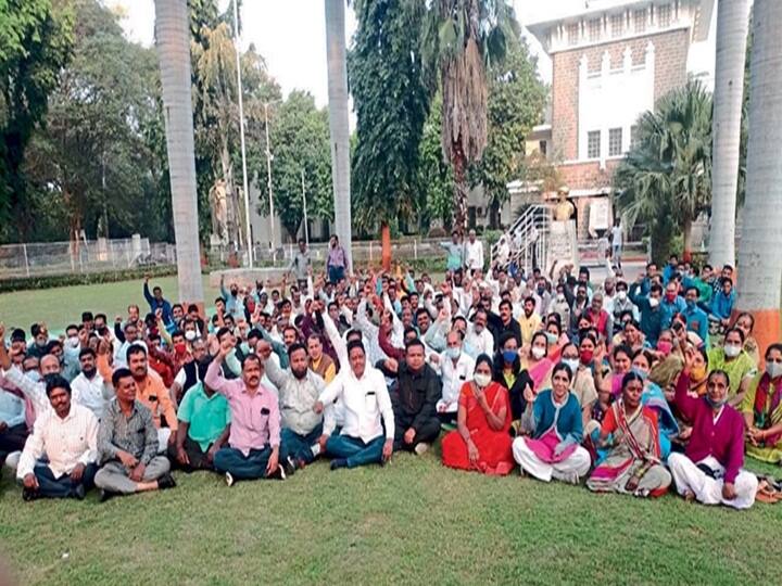 maharashtra News Aurangabad News University college employees on indefinite strike from February 2 Boycott also on the conduct of examinations मोठी बातमी! विद्यापीठ, कॉलेज कर्मचारी 2 फेब्रुवारीपासून बेमुदत संपावर; परीक्षांच्या कामकाजावरही  बहिष्कार