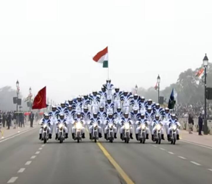 Republic Day 2023: આજે સમગ્ર ભારત 74માં ગણતંત્ર દિવસની ઉજવણી કરી રહ્યું છે. રાજધાની દિલ્હીમાં ડ્યુટી પાથ પર પરેડ, એર શો અને ટેબ્લોક્સ જોવા માટે લોકોની ભારે ભીડ એકઠી થઈ હતી.