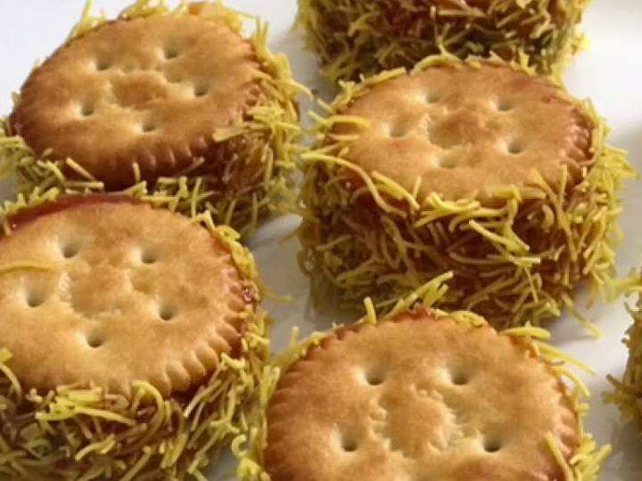 इसके बाद कसा हुआ पनीर डालें और उसके बाद मसाले और हर्ब्स डालें। इसे अच्छी तरह से टॉस करें.