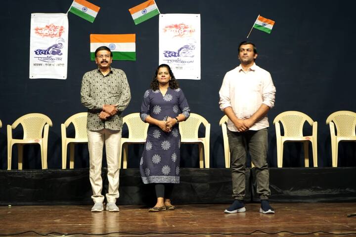 दिग्दर्शक दिग्पाल लांजेकर, अभिनेता दिपक करंजीकर आणि अभिनेत्री विभावरी देशपांडे यांनी परीक्षकाची भूमिका पार पाडली.