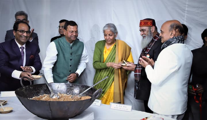 Budget 2023 Halwa Ceremony: કેન્દ્રીય બજેટ તૈયાર કરવાની પ્રક્રિયાના અંતિમ તબક્કાને બતાવતી પરંપરાગત 'હલવા સેરેમની' આજે નાણામંત્રી નિર્મલા સીતારમણની હાજરીમાં યોજાઈ હતી.