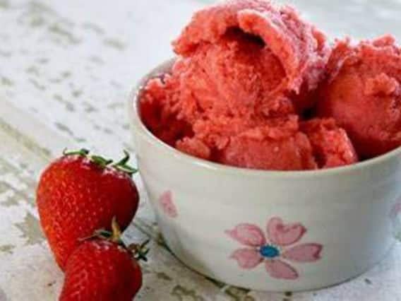 Drunken Strawberry Sorbet: घर पर बनाएं ड्रंकन स्ट्रॉबेरी सॉर्बेट, यह ड्रिंक किसी मिठाई से नहीं है कम