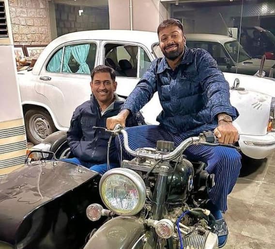 पांड्या-धोनी बनले जय-वीरु