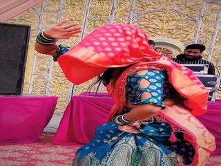 Viral Video: लंबा घूंघट डालकर इस बाला ने कुछ यूं लगाए ठुमके, लोग बोले इसके आगे सपना चौधरी भी फेल