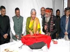 Halwa Ceremony: बजट से पहले हुई हलवा सेरेमनी, वित्त मंत्री ने कराया मुंह मीठा, देखें फोटोज