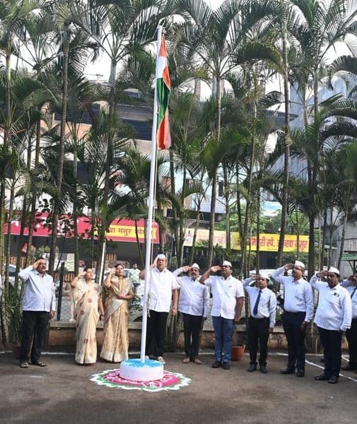 कोल्हापूर जिल्हा मध्यवर्ती सहकारी बँकेच्या केंद्र कार्यालयामध्ये आमदार हसन मुश्रीफ यांच्या हस्ते ध्वजारोहण करण्यात आले.