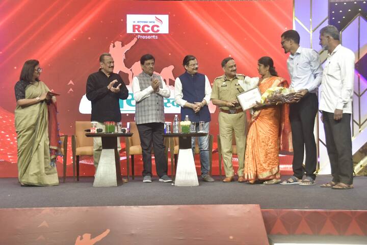 अहमगनगर जिल्ह्यातील पारनेर तालुक्यातील दरोडी येथील संजना पावडे यांनी सुद्धा मोठं धाडसाचं काम केलं आहे. संजना पावडे यांनी आपल्या नवऱ्याला बिबट्याच्या तावडीतून सोडवणारी वाघीण आहे. तो प्रसंग कोणाच्याही अंगावर शहारा येईल असाच होता.