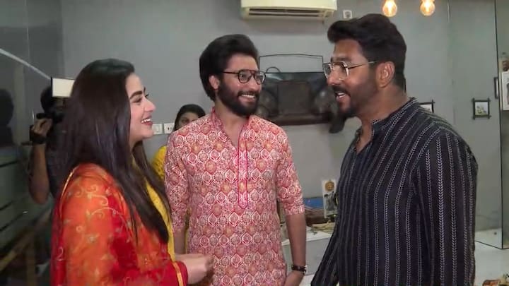 রাজ চক্রবর্তীর প্রোডাকশন হাউজের অফিসে সরস্বতী পুজোর জমজমাট আয়োজন। ইউভানকে নিয়ে শুভশ্রীও হাজির পুজোয়। ইউভান পুষ্পাঞ্জলিও দিল এদিন।