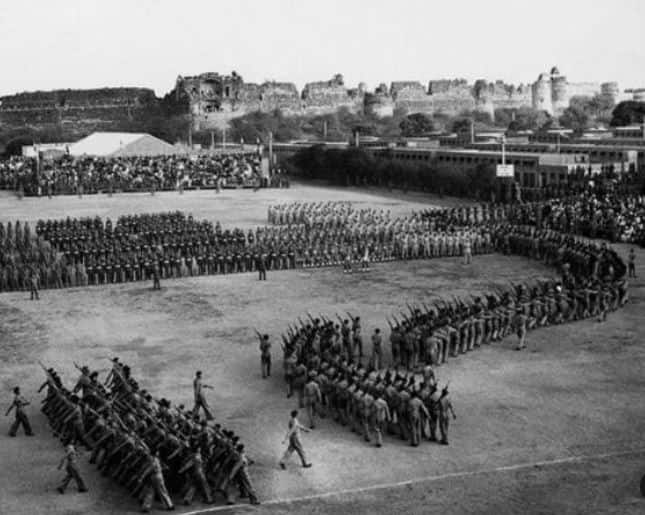 साल 1950 में पहली बार मनाए जाने वाले गणतंत्र दिवस की बेहद खास तस्वीर है. इस तस्वीरों में जवान परेड करते दिख रहे हैं.