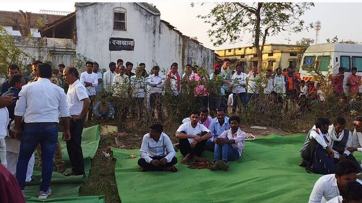 लाखांदूर तालुक्यातील प्रकाश नागतोडे यांच्या सासूच्या नावाने शेत जमीन आहे. या शेतजमिनीमधून प्रधानमंत्री ग्राम सडक योजनेतून पक्का रस्ता तयार करण्यात आला.