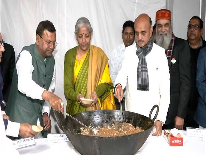 हलवा समारोह में मंत्रालय की परंपरा के अनुसार, वित्त मंत्रालय में हलवा बनाया गया है. यह हलवा वित्त मंत्रालय के सभी कर्मचारियों को बांटा जाता है. मुंह मीठा करने के बाद सभी कर्मचारी बजट की छपाई के काम में जुट जाते हैं.