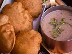 Singhade Ke Aate Ki Kadhi: व्रत करने के साथ-साथ डाइट को रखना है मेंटेन, तो बनाएं यह स्पेशल सिंघारे के आटे की रेसिपी