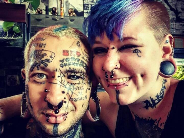 German Tattoos Couple: जर्मन टैटू लवर टोबियास मुलर और उसके बीवी ने इतने ज्यादा टैटू गुदवा लिए हैं कि देखकर लोग ताने मारते हैं. फिर भी ये पॉजिटिव रहते हैं. कपल ने 360 टैटू और 54 पियर्सिंग करवा रखी है.